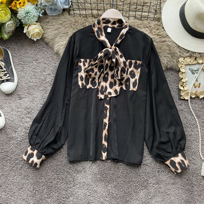 Cămașă elegantă de damă în alb și negru, cu model leopard și mâneci lungi