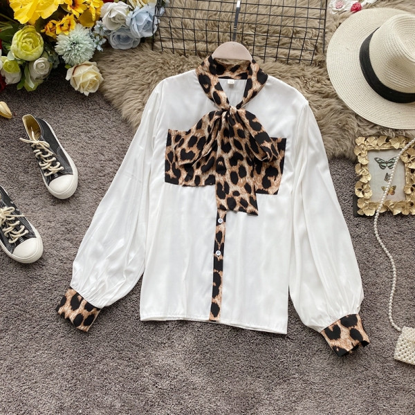 Cămașă elegantă de damă în alb și negru, cu model leopard și mâneci lungi