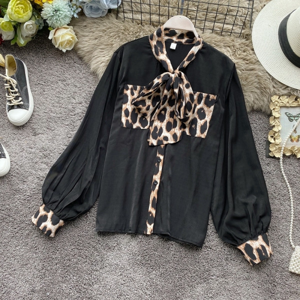 Cămașă elegantă de damă în alb și negru, cu model leopard și mâneci lungi