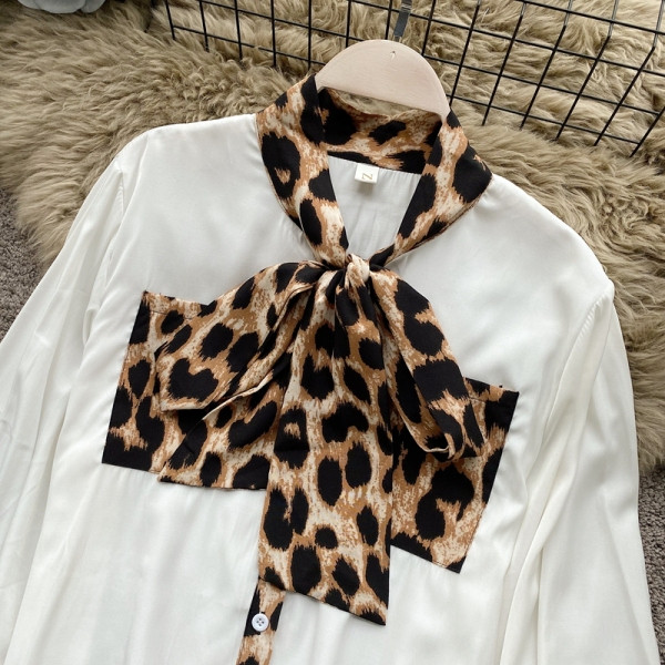 Cămașă elegantă de damă în alb și negru, cu model leopard și mâneci lungi