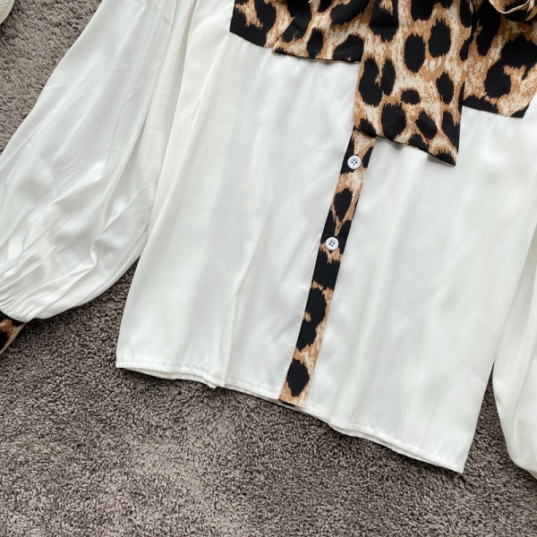 Cămașă elegantă de damă în alb și negru, cu model leopard și mâneci lungi