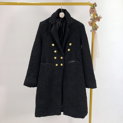 Дълго елегантно палто в черен цвят с двуредно закопчаване и джобове