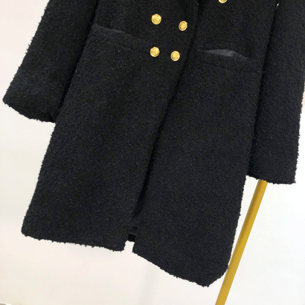 Hosszú, elegáns fekete kabát kétsoros rögzítéssel és zsebekkel