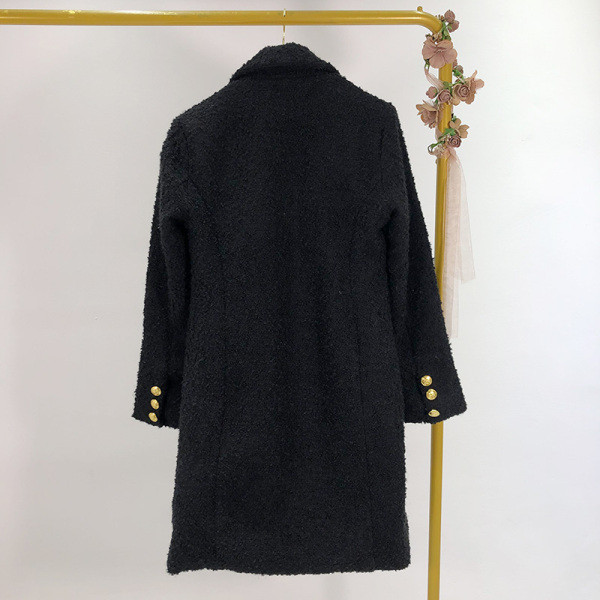 Hosszú, elegáns fekete kabát kétsoros rögzítéssel és zsebekkel