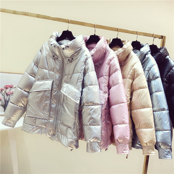 Modern női téli kabát ezüst, szürke, rózsaszín, barna és fekete zsebekkel