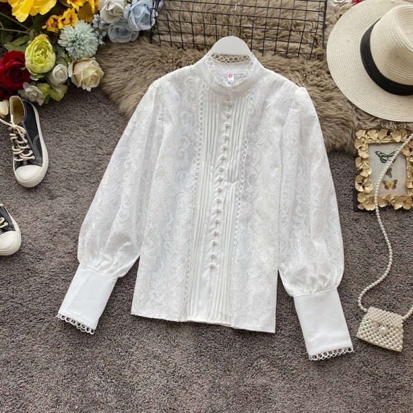 Női csipkeing fehér és fekete színben, gombokkal és széles ujjakkal