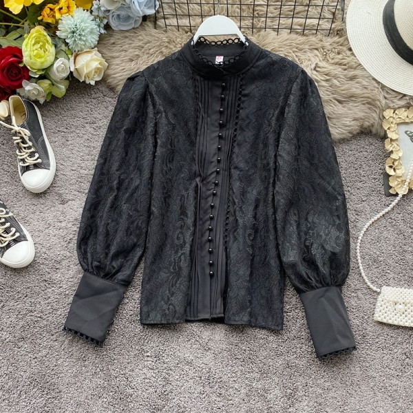 Női csipkeing fehér és fekete színben, gombokkal és széles ujjakkal