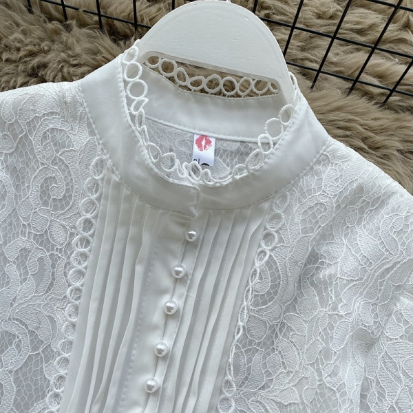 Női csipkeing fehér és fekete színben, gombokkal és széles ujjakkal