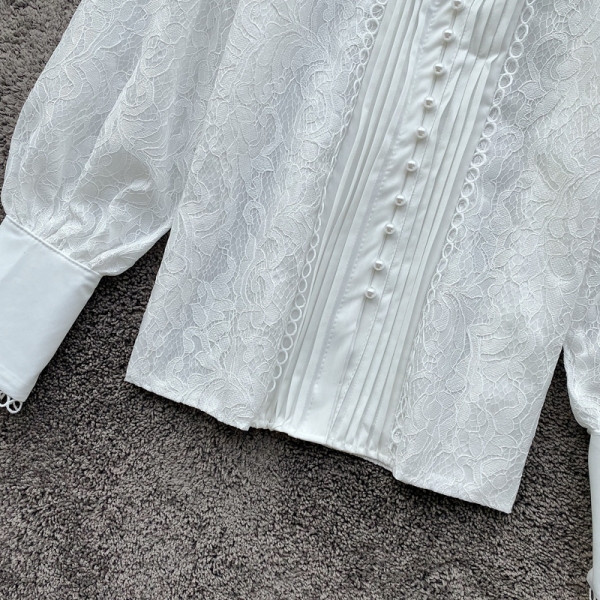 Női csipkeing fehér és fekete színben, gombokkal és széles ujjakkal