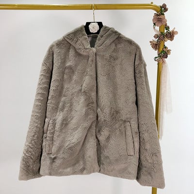 Rövid pehelykabát kapucnival és szürke és rózsaszín zsebekkel