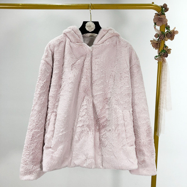 Rövid pehelykabát kapucnival és szürke és rózsaszín zsebekkel