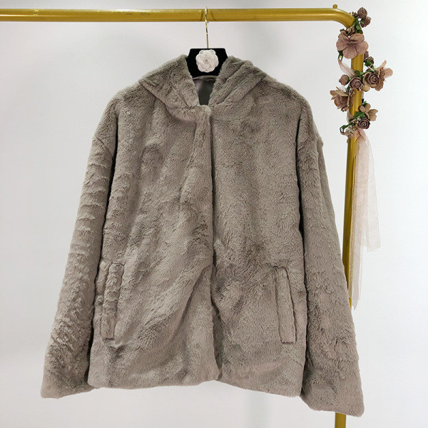 Rövid pehelykabát kapucnival és szürke és rózsaszín zsebekkel