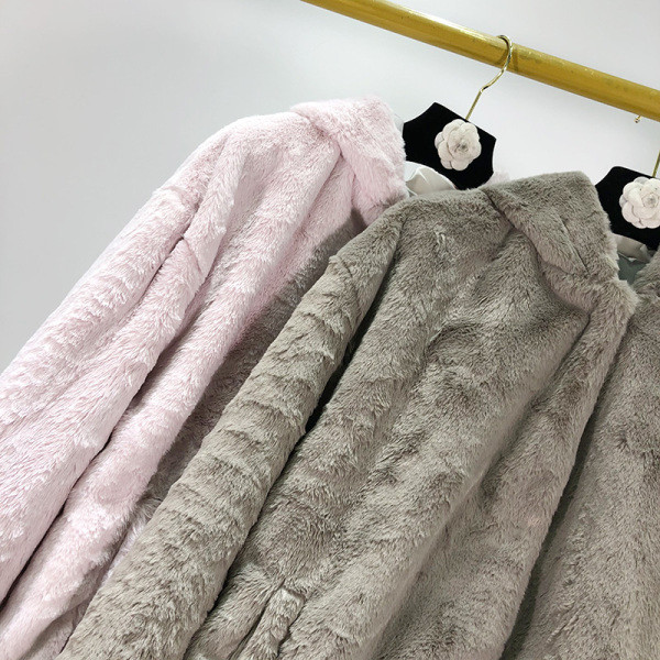 Rövid pehelykabát kapucnival és szürke és rózsaszín zsebekkel