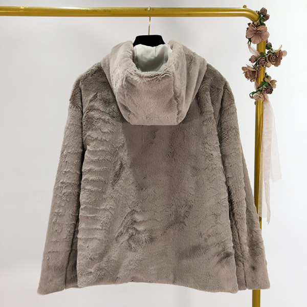 Rövid pehelykabát kapucnival és szürke és rózsaszín zsebekkel