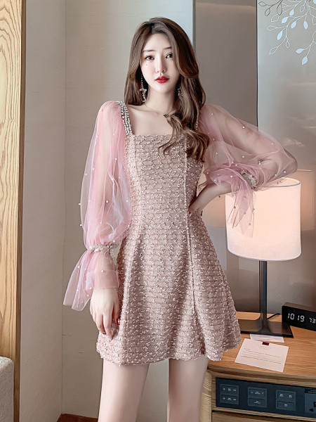 Modern női ruha négyzet alakú nyakkivágással, tüll és gyöngy ujjú fehér, rózsaszín és fekete színben