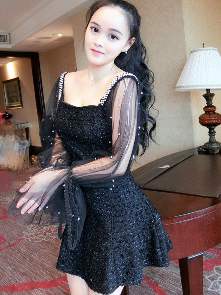 Modern női ruha négyzet alakú nyakkivágással, tüll és gyöngy ujjú fehér, rózsaszín és fekete színben