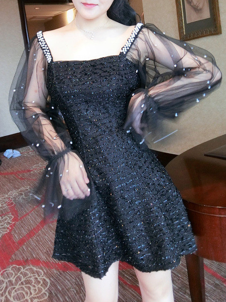 Modern női ruha négyzet alakú nyakkivágással, tüll és gyöngy ujjú fehér, rózsaszín és fekete színben