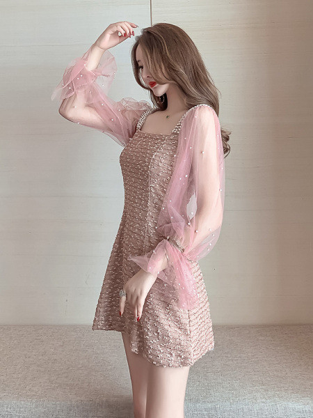 Modern női ruha négyzet alakú nyakkivágással, tüll és gyöngy ujjú fehér, rózsaszín és fekete színben