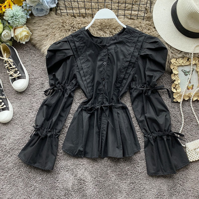 Cămașă de damă în alb, negru și verde, cu decolteu rotund și cravate