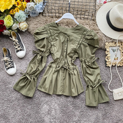 Cămașă de damă în alb, negru și verde, cu decolteu rotund și cravate