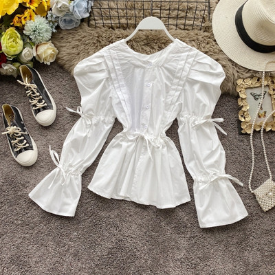 Cămașă de damă în alb, negru și verde, cu decolteu rotund și cravate