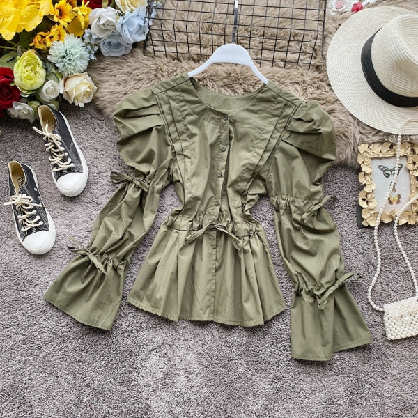 Cămașă de damă în alb, negru și verde, cu decolteu rotund și cravate