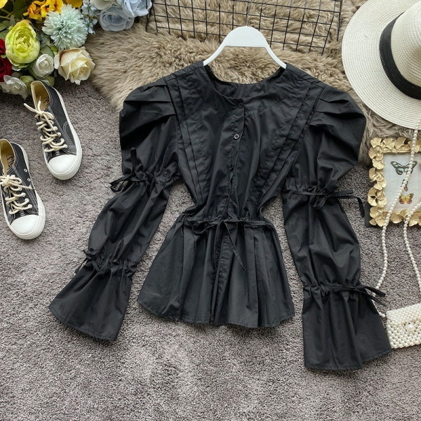 Cămașă de damă în alb, negru și verde, cu decolteu rotund și cravate