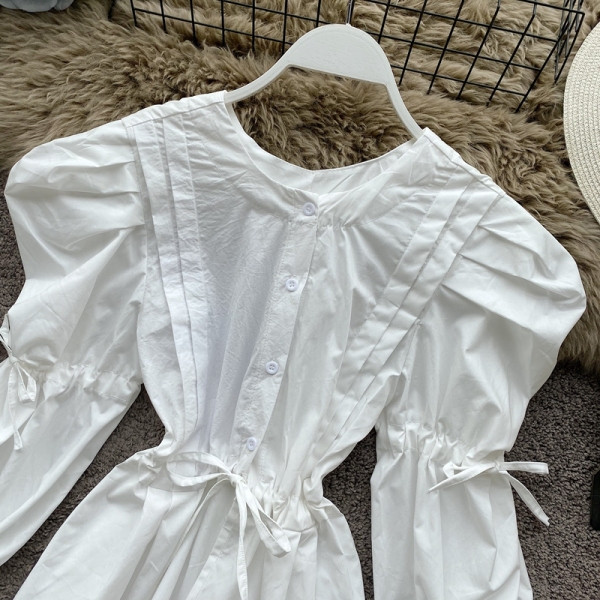 Cămașă de damă în alb, negru și verde, cu decolteu rotund și cravate