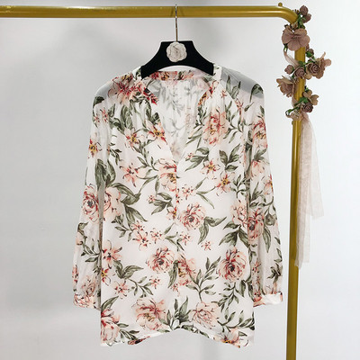 Széles női ing V-nyakkivágással fehér és fekete színben, virágmintával