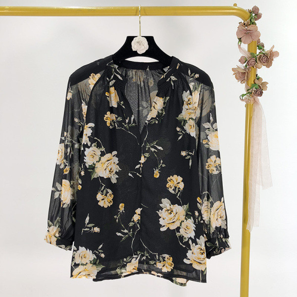 Széles női ing V-nyakkivágással fehér és fekete színben, virágmintával