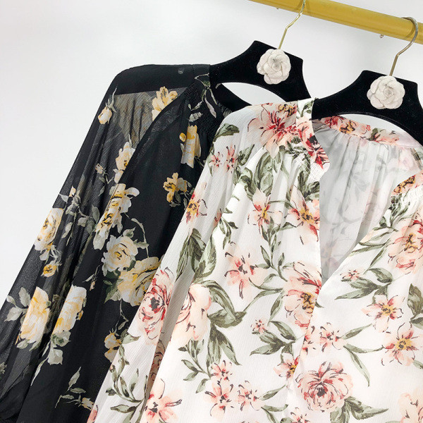 Széles női ing V-nyakkivágással fehér és fekete színben, virágmintával