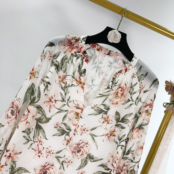 Széles női ing V-nyakkivágással fehér és fekete színben, virágmintával