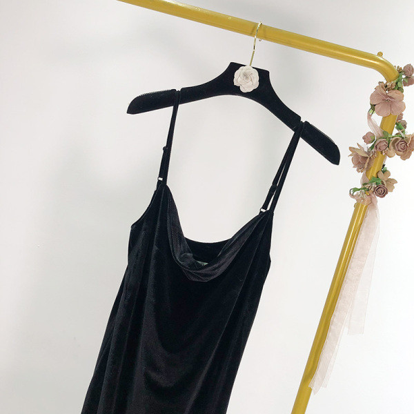 Hosszú elegáns bársonyruha fekete színben vékony pántokkal