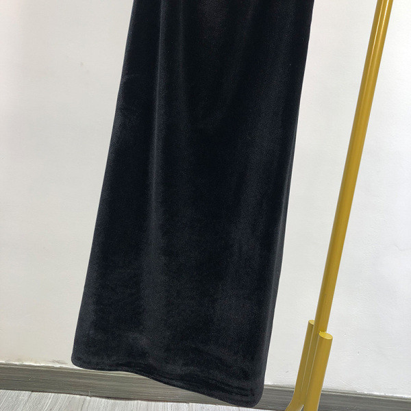 Hosszú elegáns bársonyruha fekete színben vékony pántokkal