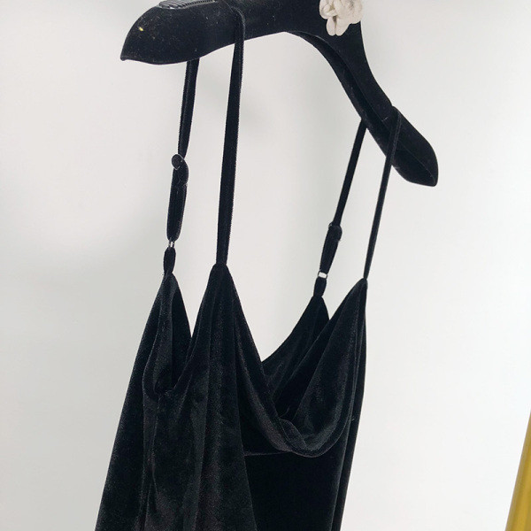 Hosszú elegáns bársonyruha fekete színben vékony pántokkal