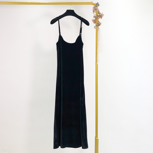 Hosszú elegáns bársonyruha fekete színben vékony pántokkal