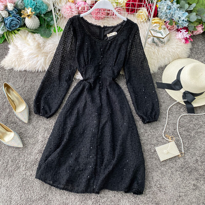 Stílusos női ruha fekete és bézs színben, gombokkal és hosszú ujjal