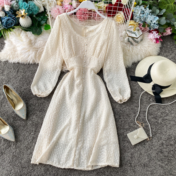 Stílusos női ruha fekete és bézs színben, gombokkal és hosszú ujjal