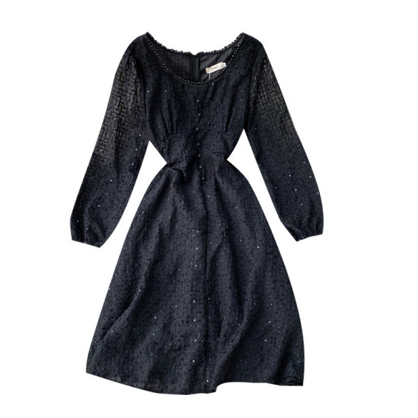 Stílusos női ruha fekete és bézs színben, gombokkal és hosszú ujjal