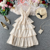 Modern női ruha három színben vékony pántokkal és bojtokkal