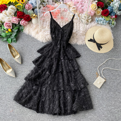 Modern női ruha három színben vékony pántokkal és bojtokkal