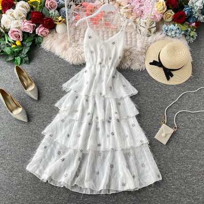 Modern női ruha három színben vékony pántokkal és bojtokkal