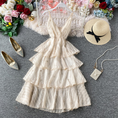 Modern női ruha három színben vékony pántokkal és bojtokkal