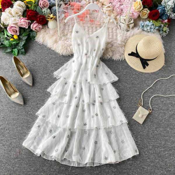 Modern női ruha három színben vékony pántokkal és bojtokkal