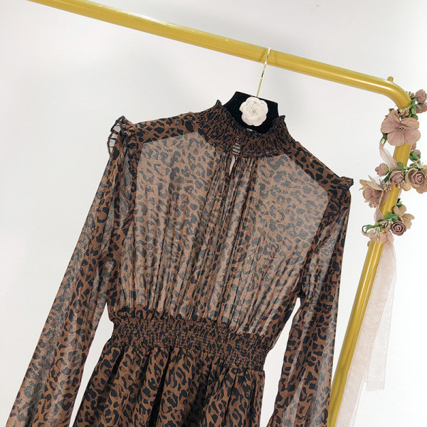 Női modern tüll ruha gumírozott derékkal barna színben, leopárd mintával