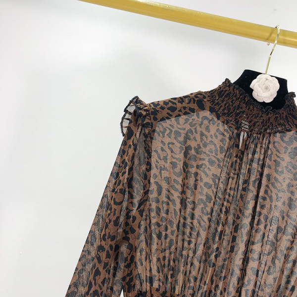 Női modern tüll ruha gumírozott derékkal barna színben, leopárd mintával