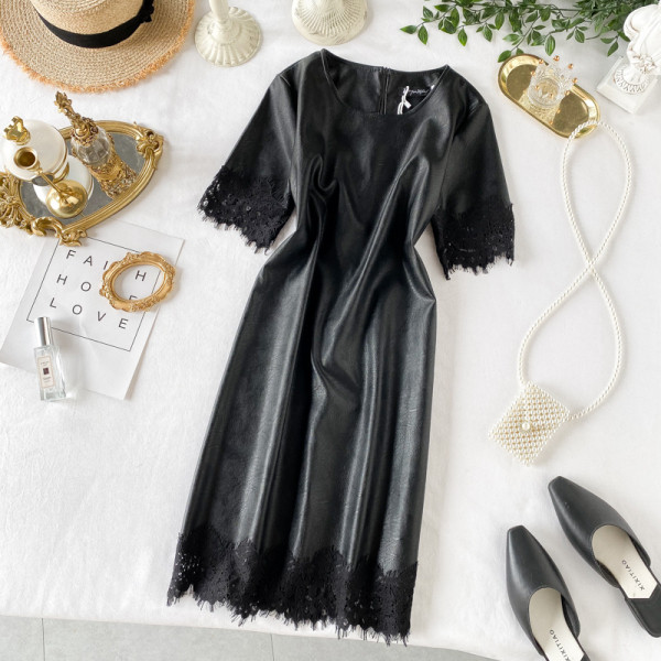 Fekete műbőr női ruha rövid ujjal és csipkével