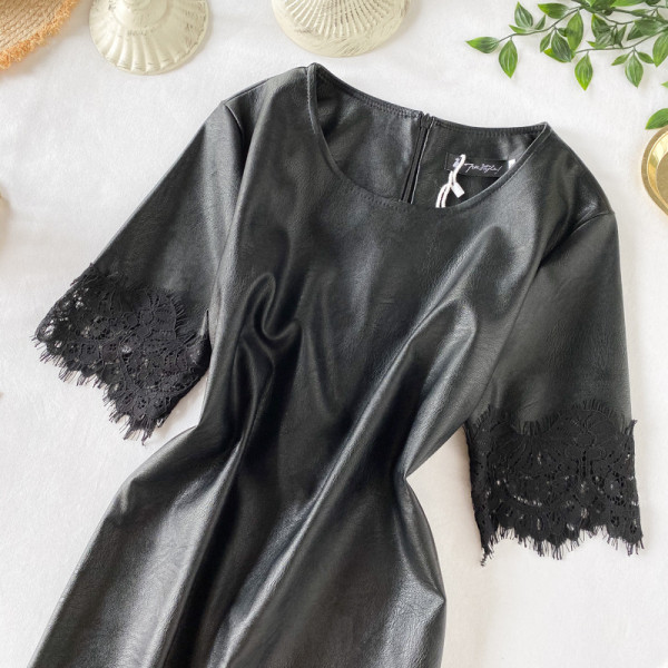 Fekete műbőr női ruha rövid ujjal és csipkével