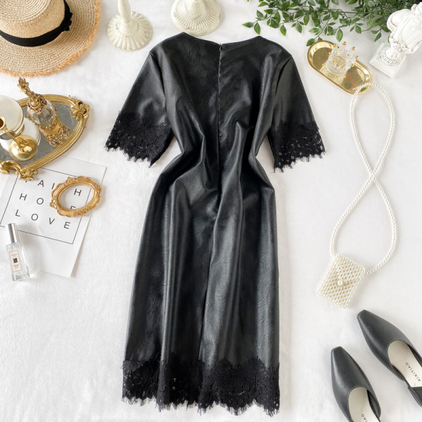 Fekete műbőr női ruha rövid ujjal és csipkével