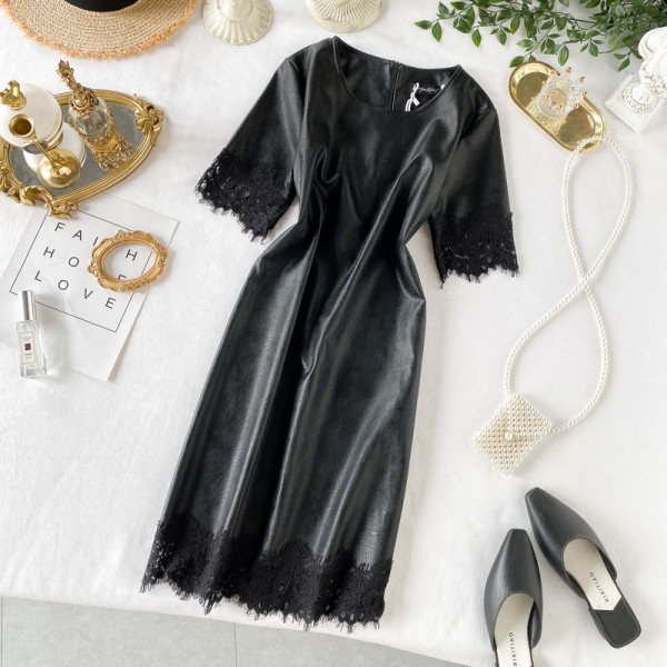 Fekete műbőr női ruha rövid ujjal és csipkével